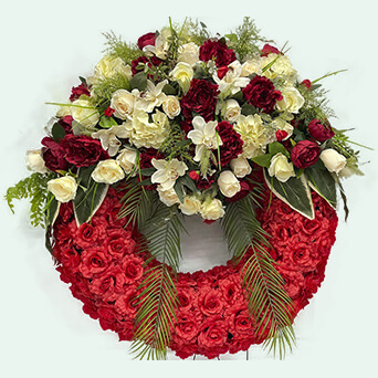 Корзина из искусственных цветов